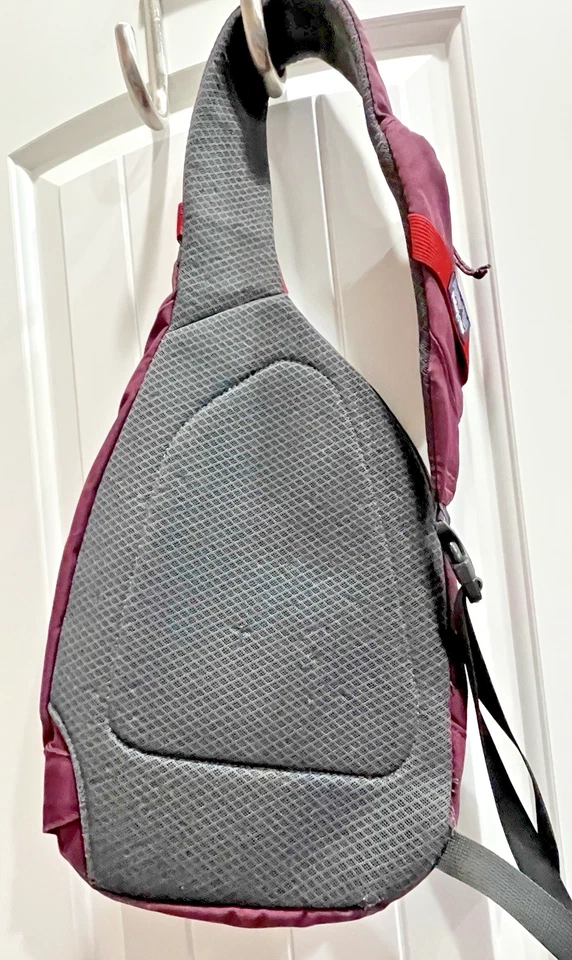 Bolsa Sling Patagonia Atom 8L unissex carmesim com detalhes vermelhos - Imagem 2 de 4