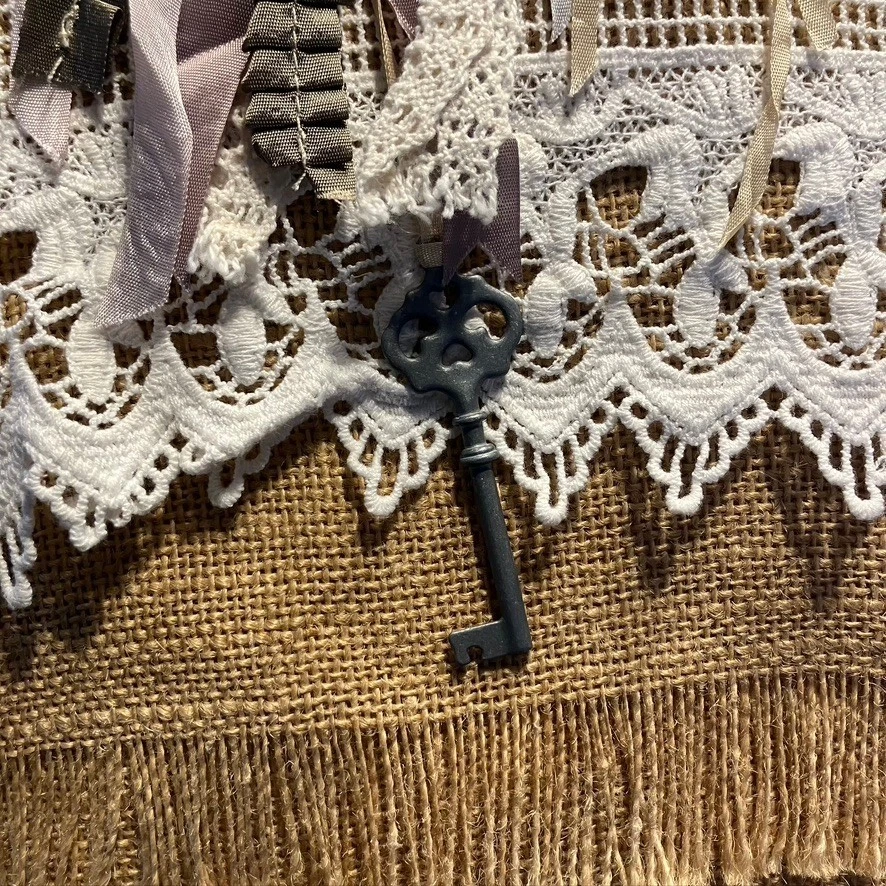 Shabby Chic Arpillera Encaje Botón Llave Granja Almohada Acento Decorativo Foto 3 de 4