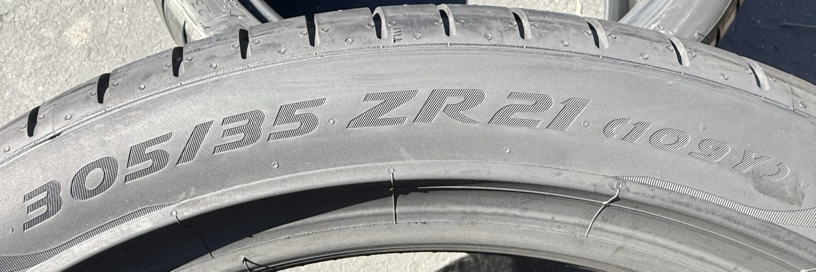 TWO BRAND NEW 305/35ZR21 (109Y) Pirelli P Zero PZ4 Luxury B Bentley PNCS Tires
