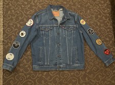 Men  s Levis Denim Jean Trucker Jacket Patches Medium Wash Size XL Rare  