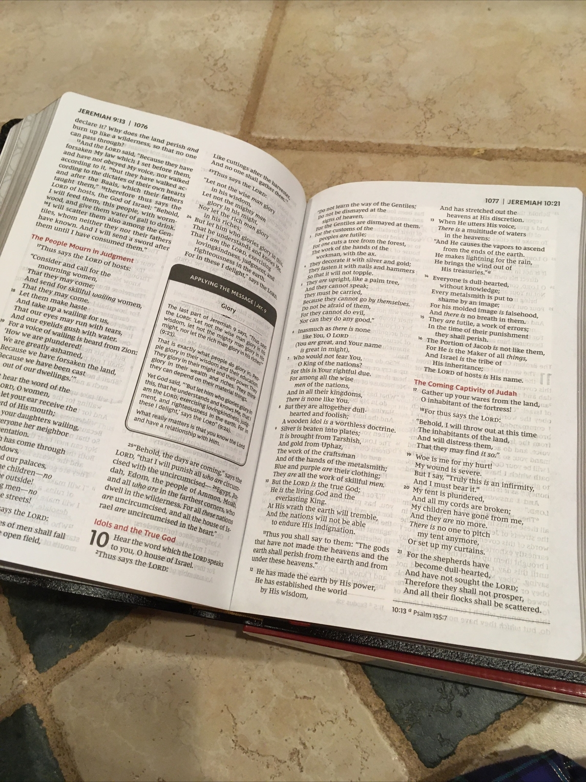 NKJV Vines Expository BIBLE LARGE PRINT Black bonded Leather