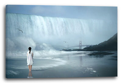 Wandbild Frau in weißem Kleid vor Wasserfall bei Golden Gate Bridge