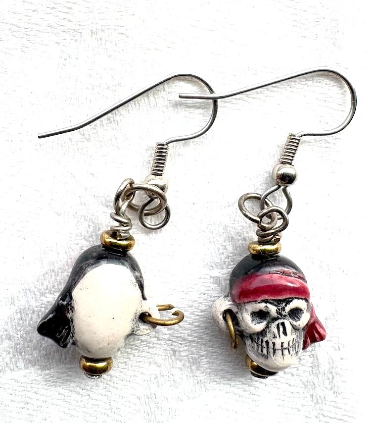 Pendientes cabeza pirata calavera y huesos cruzados Foto 2 de 2