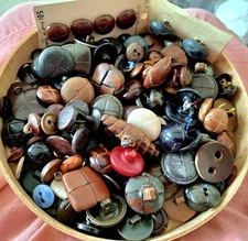 BUTTONS~LEATHER & LEATHER-LIKE~SETS & SINGLES~2-4-HOLE & SHANK~UNCOUNTED~UNCLEAN