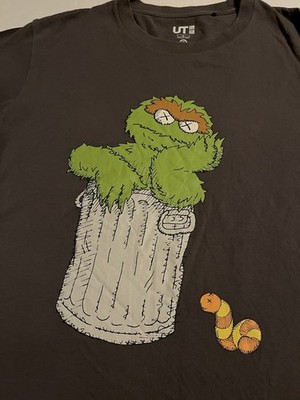 Uniqlo KAWS Sesame Street Oscar Grouch Gray T-Shirt LARGE Art Streetwear XX Eyes