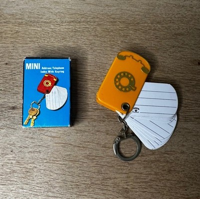 Vintage Retro Schlüsselanhänger Key Chain Kunststoff Festnetz Telefonnummer Adressbuch Index
