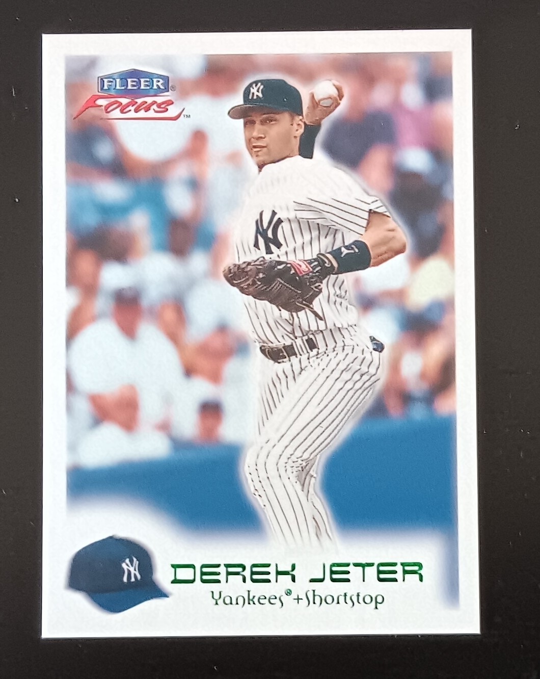 Derek Jeter 2000 Fleer FOCUS GREEN L/N 237/300 Card #11 NYY FREE S/H