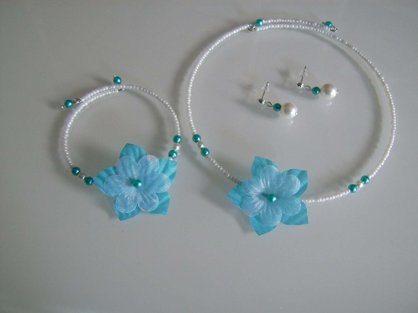 Parure enfant blanc bleu turquoise idée cadeau d'anniversaire et de communion