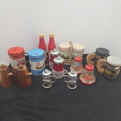 Salt & Pepper Shaker Lot (8) Some VTG Some Broken *LOOK*