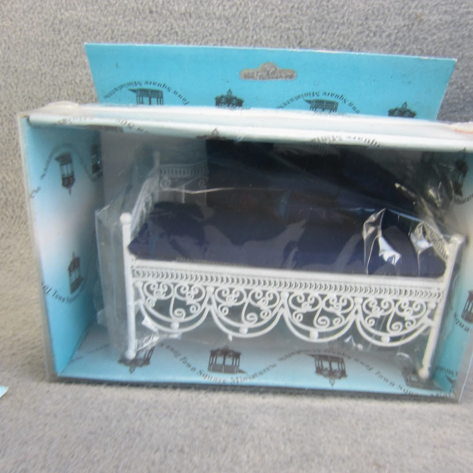 Sofá y mecedora vintage de mimbre blanco muebles para casa de muñecas Foto 2 de 4