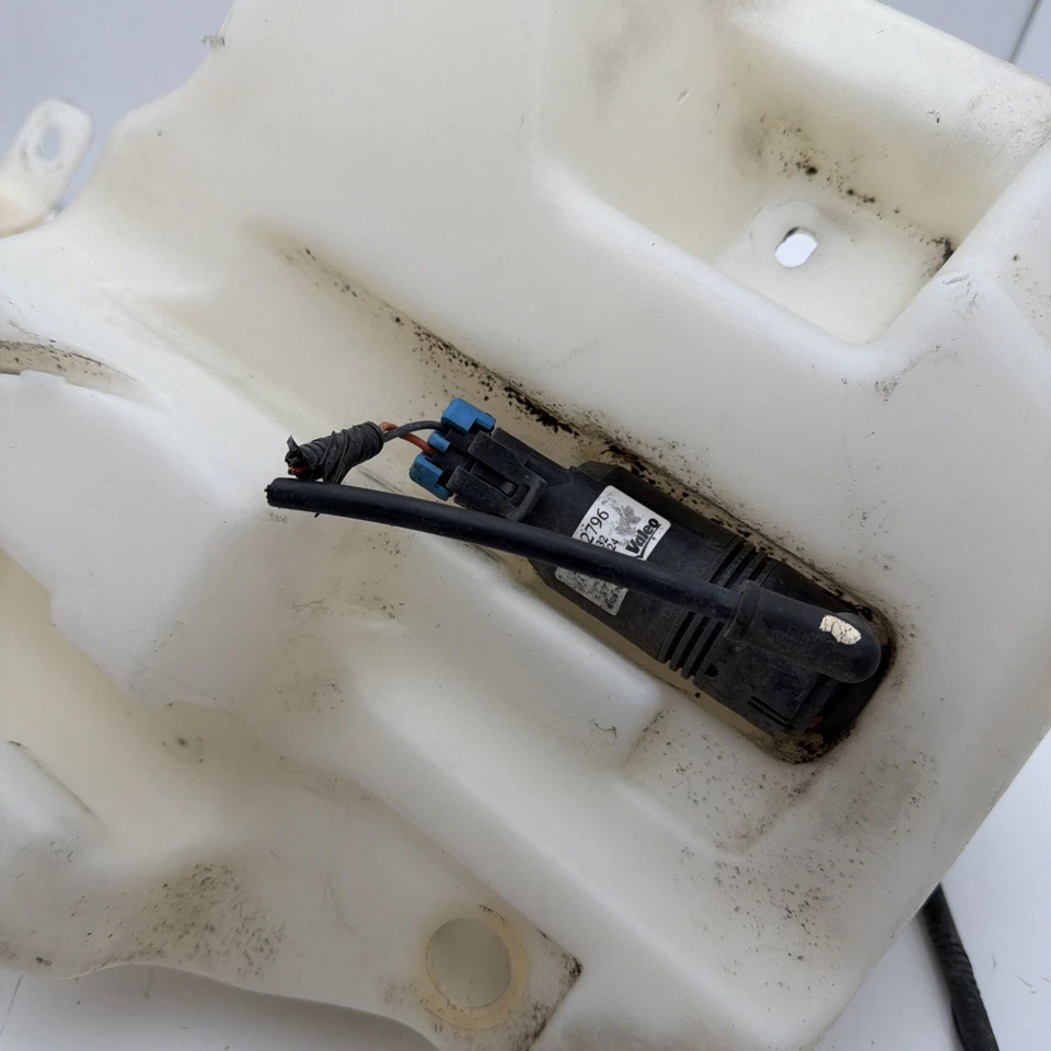 2005-11 CADILLAC STS WINDSHIELD WIPER WASHER FLUID RESERVOIR MOTOR PUMP 24024984 - Image 4 of 4