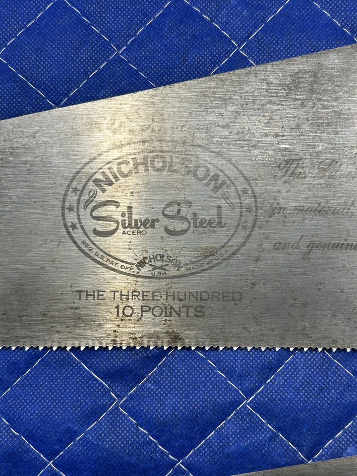 Lote de 3 sierras de mano Nicholson de acero plateado vintage con soporte de sierra de exhibición de tienda raro Foto 3 de 4