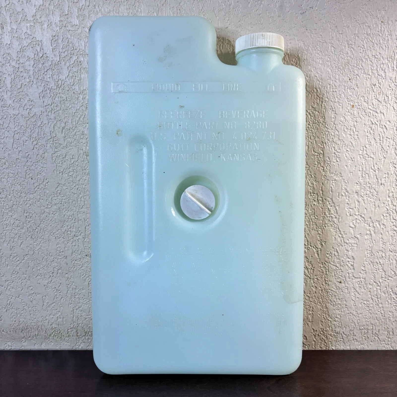 Vintage Rubbermaid Gott Screw In Refreeze Beverage Bottle 8280 Cooler Ice Pack