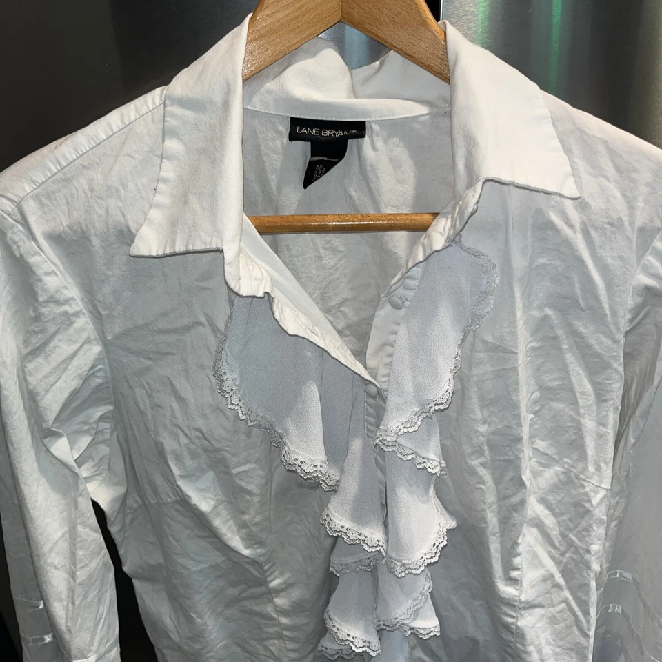 Camisa Lane Bryant Button UP RUFFLE 18/20 TROMPETE L/S PIRATA VITORIANO, ROMÂNTICA - Imagem 4 de 4