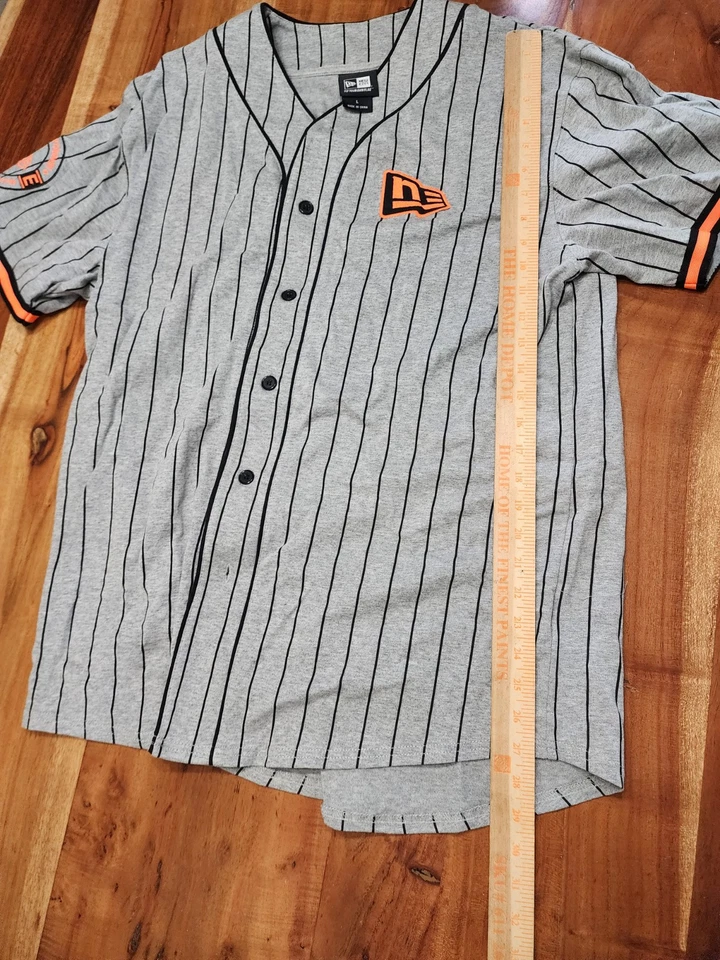 Camiseta New Era Auténtica D'youville Grande Fly Your Own Flag Colección de Béisbol Foto 2 de 4