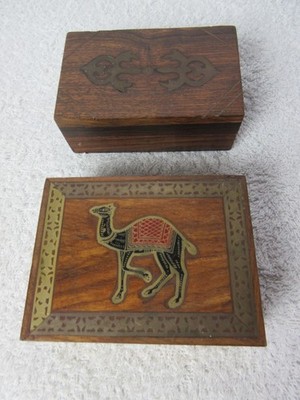 Zwei kleine dekorative Schmuckschatullen aus Holz mit Intarsien, Kamel/ Muster