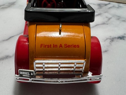 Liberty Classics Modelo A Roadster Minneapolis Moline Ford Banco de Monedas Especificaciones Fundido - Imagen 10 de 18