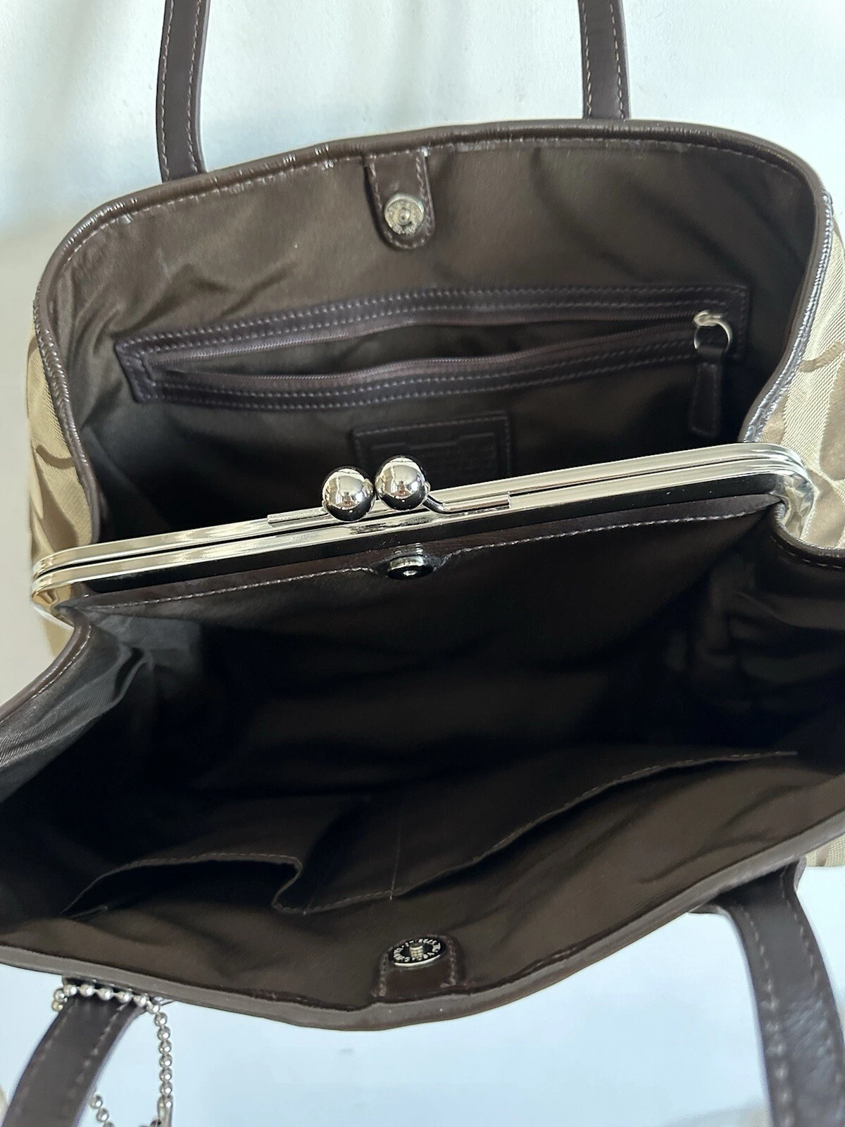 Borsa a mano Coach firmata a righe con cornice a quadri F17424 SKHMA kaki mogano