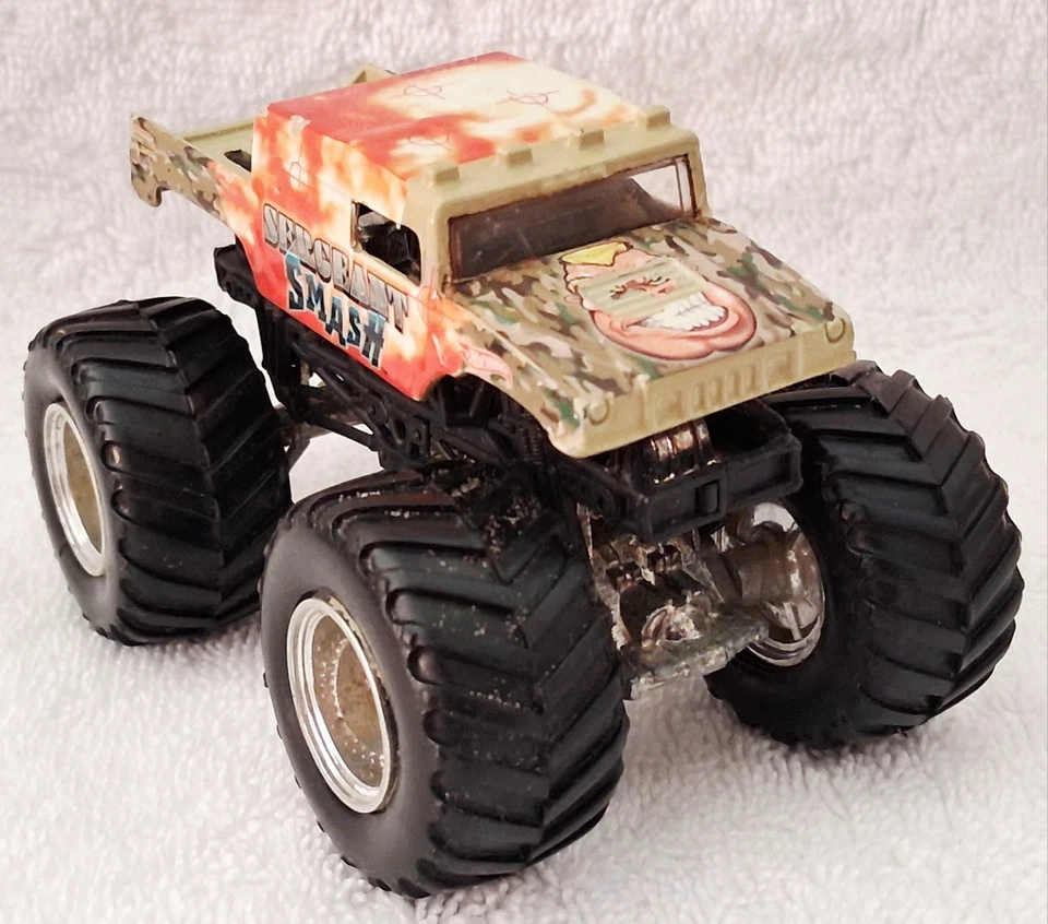 Hot Wheels 2004 Monster Jam Sergeant Smash 1:64 Diecast Truck Metal Base - Image 2 of 4