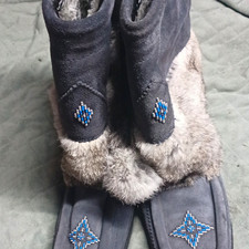 Manitobah Mukluks Women’s Gray/Blue Suede Bootie Slippers Fur Lined Beaded 8