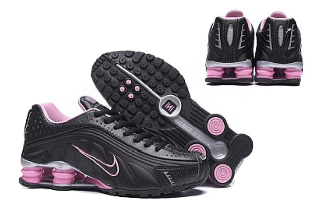 light pink nike running shoes