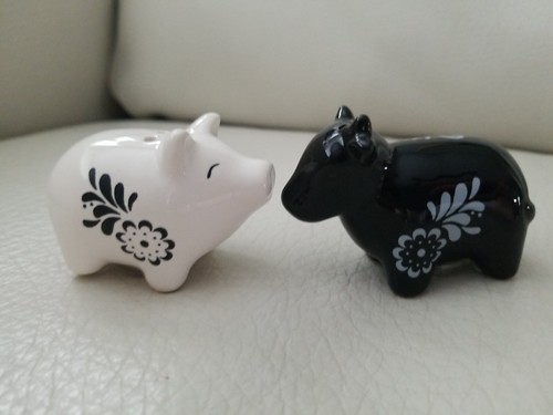 Cute Farm Bull pig Salt & Pepper Shakers 2.75” L hand painted Black/White - Picture 4 of 6