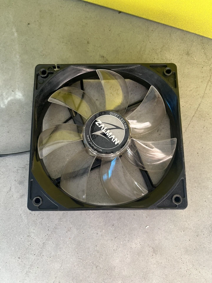Ventilador de ordenador LED silencioso Zalman 12V Foto 2 de 4