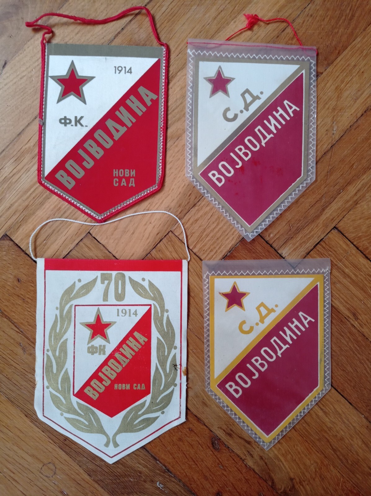 Épingle Ancienne De Club - FK Voïvodine, Club De Football Serbe - Badge Vintage - Occasion