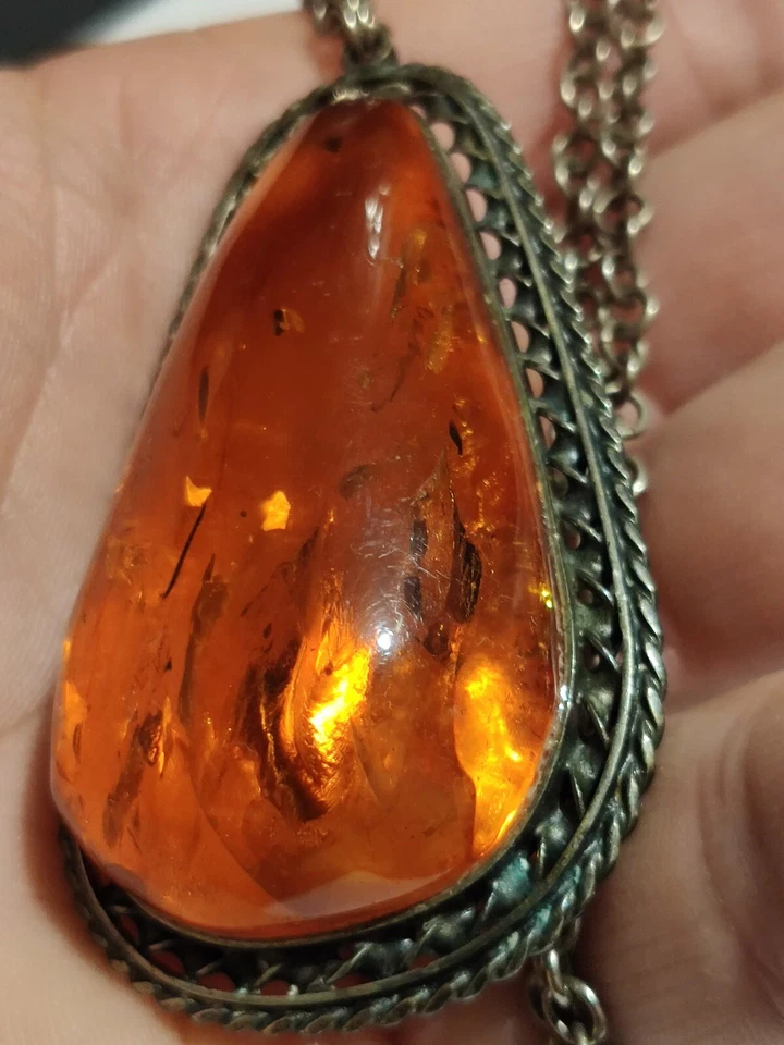 Stunning necklace, amber brooch. - Image 2 of 4