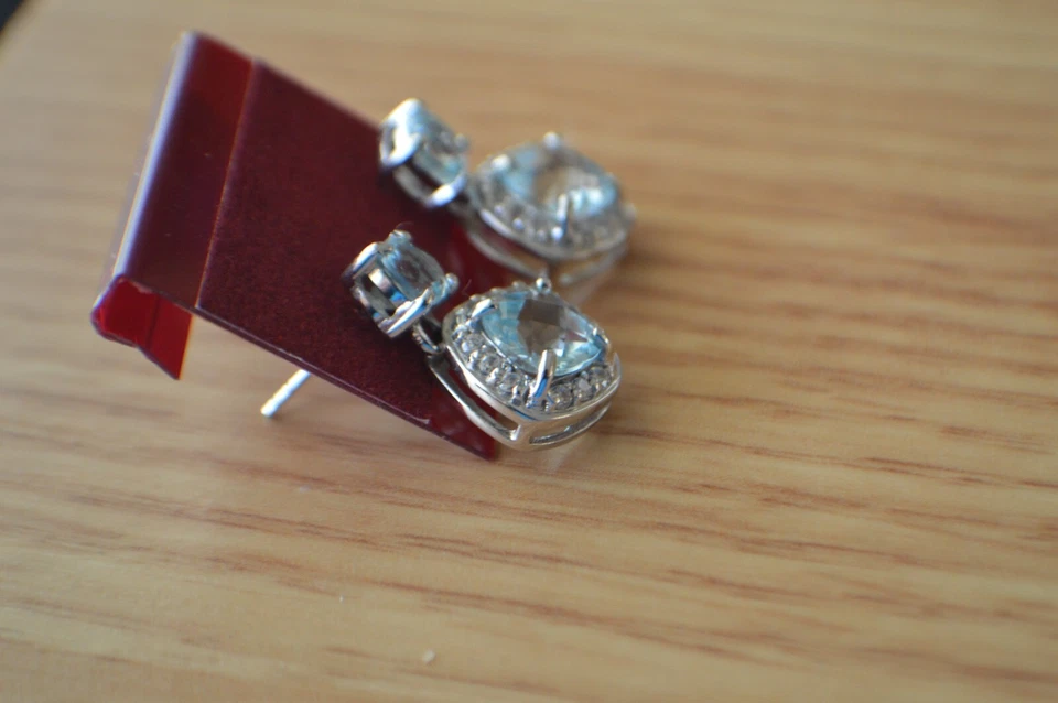 Pendientes colgantes de topacio azul cielo/circón de 4,60 quilates platino sobre plata fina Foto 3 de 4