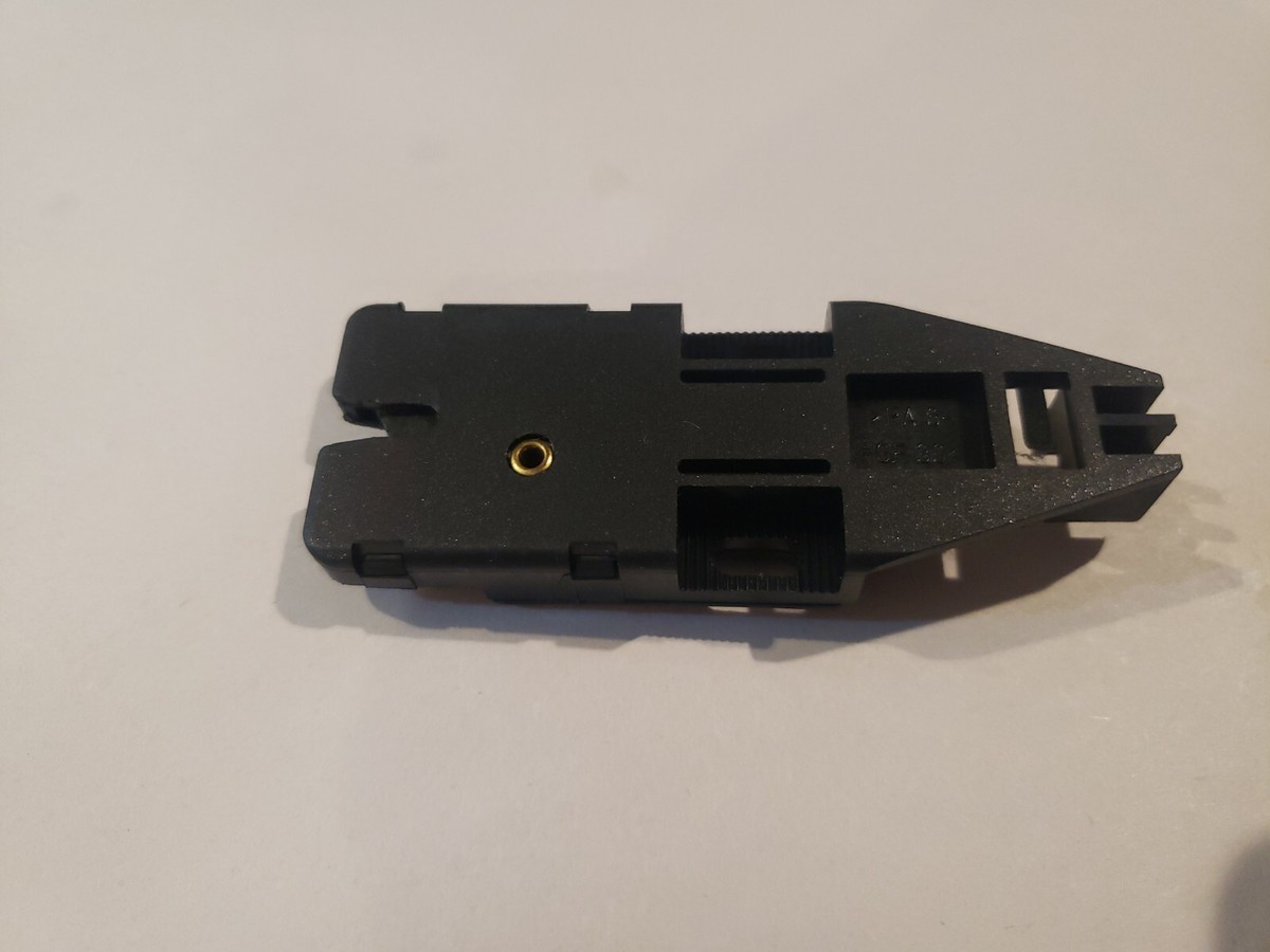 NEW MERCEDES BENZ CL C215 GLOVE BOX LATCH FASTENER A2206800484 00 