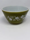 Vintage Pyrex Green Spring Blossom Crazy Daisy nesting Bowl #401 1.5 Pt Avocado