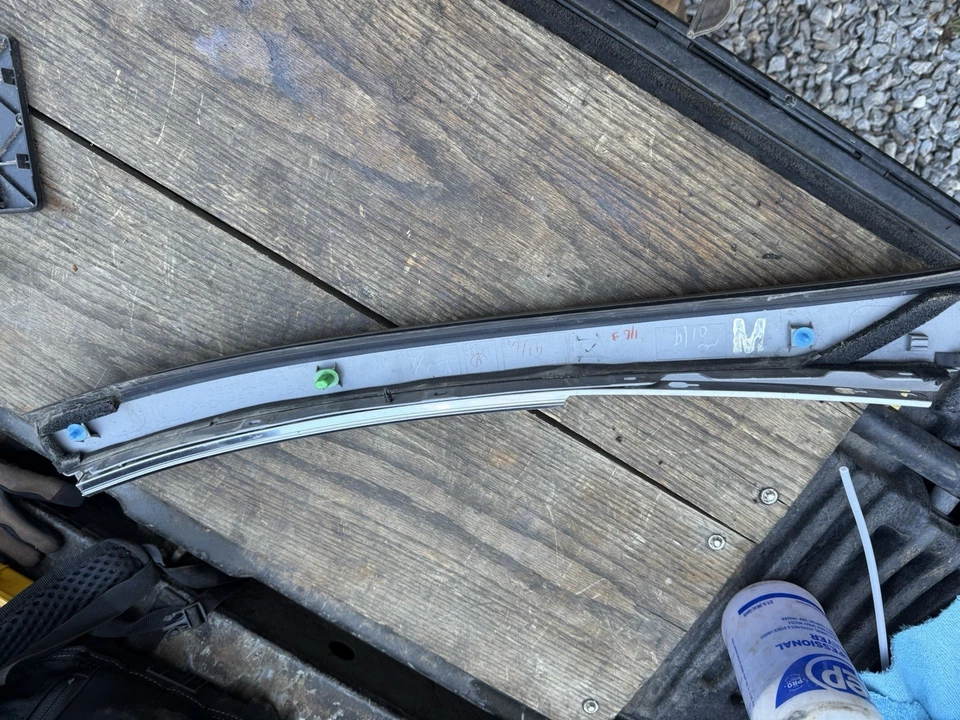 09-15 Infiniti G37 Q60 Convertible Lado del Conductor LH Parabrisas Pilar Cubierta Foto 2 de 3