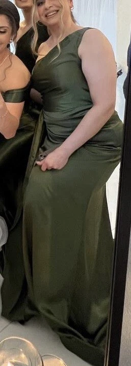 Vestido largo David's Bridal, graduación/dama de honor verde oliva talla 8 Foto 3 de 4