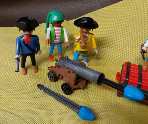 Playmobil Treasure Island Pirate Figures Set in Case – FREE P&P - Picture 3 of 5