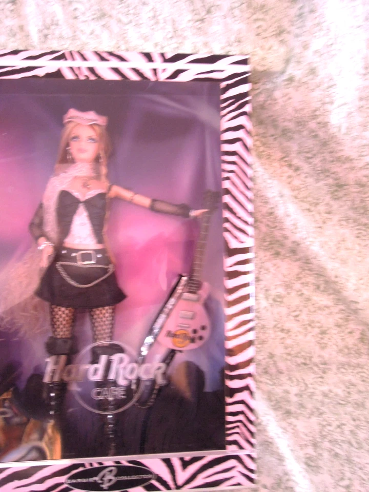Boneca Barbie LC-2547 Mattel em "HARD ROCK CAFE" 2004; NA CAIXA - Imagem 2 de 4