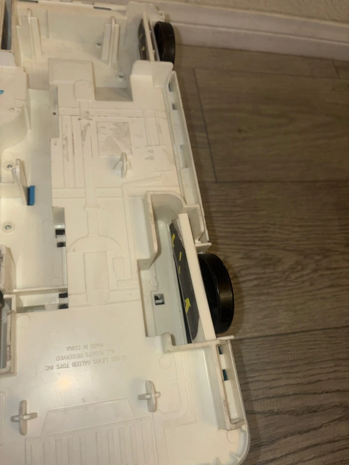 Vintage 1991 Micro Machines Galoob Super Van City Super Foldout Play Scene RV - Image 4 of 4