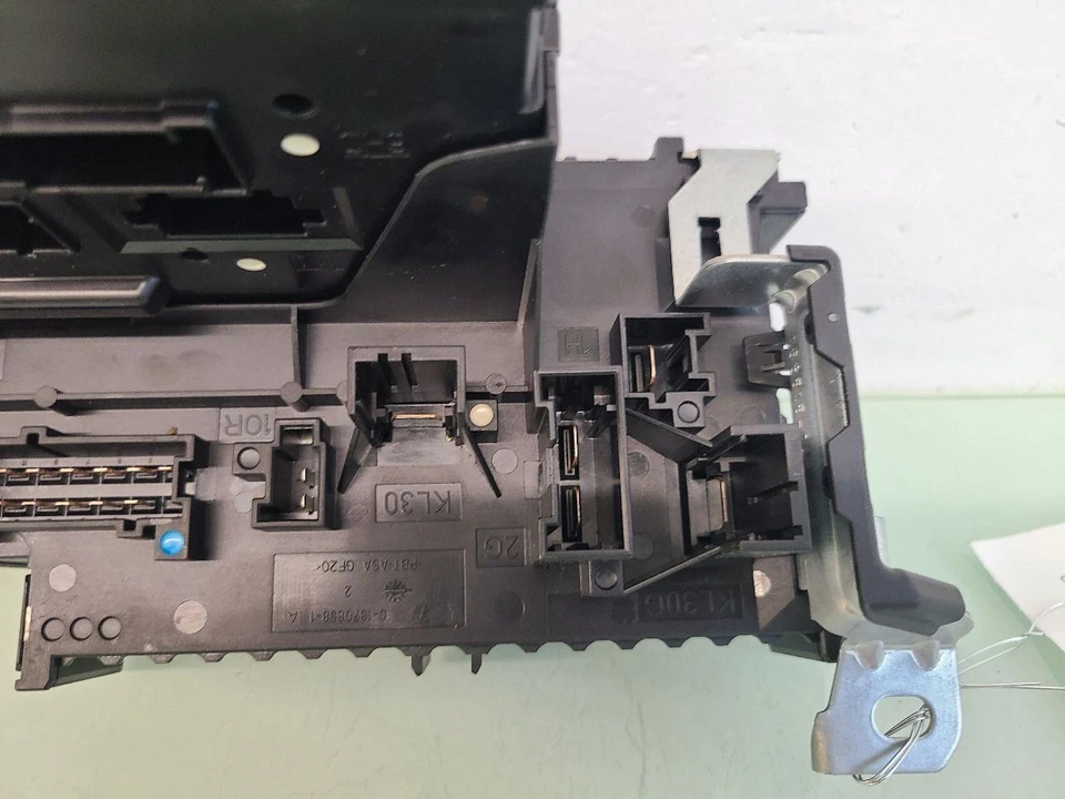 Fuse and Relay Center 231-900-61-06 Fits 2019 Mercedes-Benz SL550 582116 - Image 4 of 4