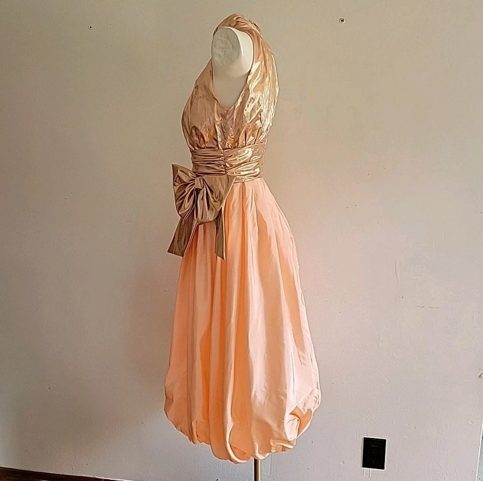 Vestido midi formal pequeño vintage años 80 melocotón cojo tafetán cuello alto dobladillo burbuja lazo Foto 2 de 4