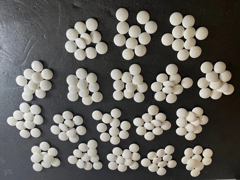 Japanese Vintage Goishi Go-Stone No.30 Genuine Clam White & Nachi Black Stone - Image 2 of 4