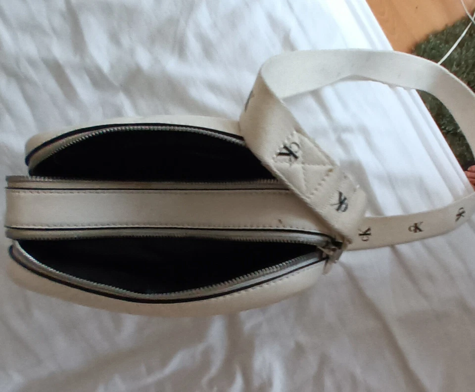 Calvin Klein Women's Crossbody Bag Small - Image 4 of 4