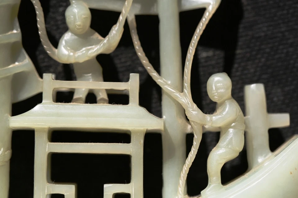 A095 A Fine and Intricate Chinese Carved Celadon Jade Ship, late Qing Dynasty - Image 2 of 4