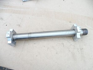 KTM 690 Duke 4 Achse hinten Radachse Steckachse Hinterradachse 2012