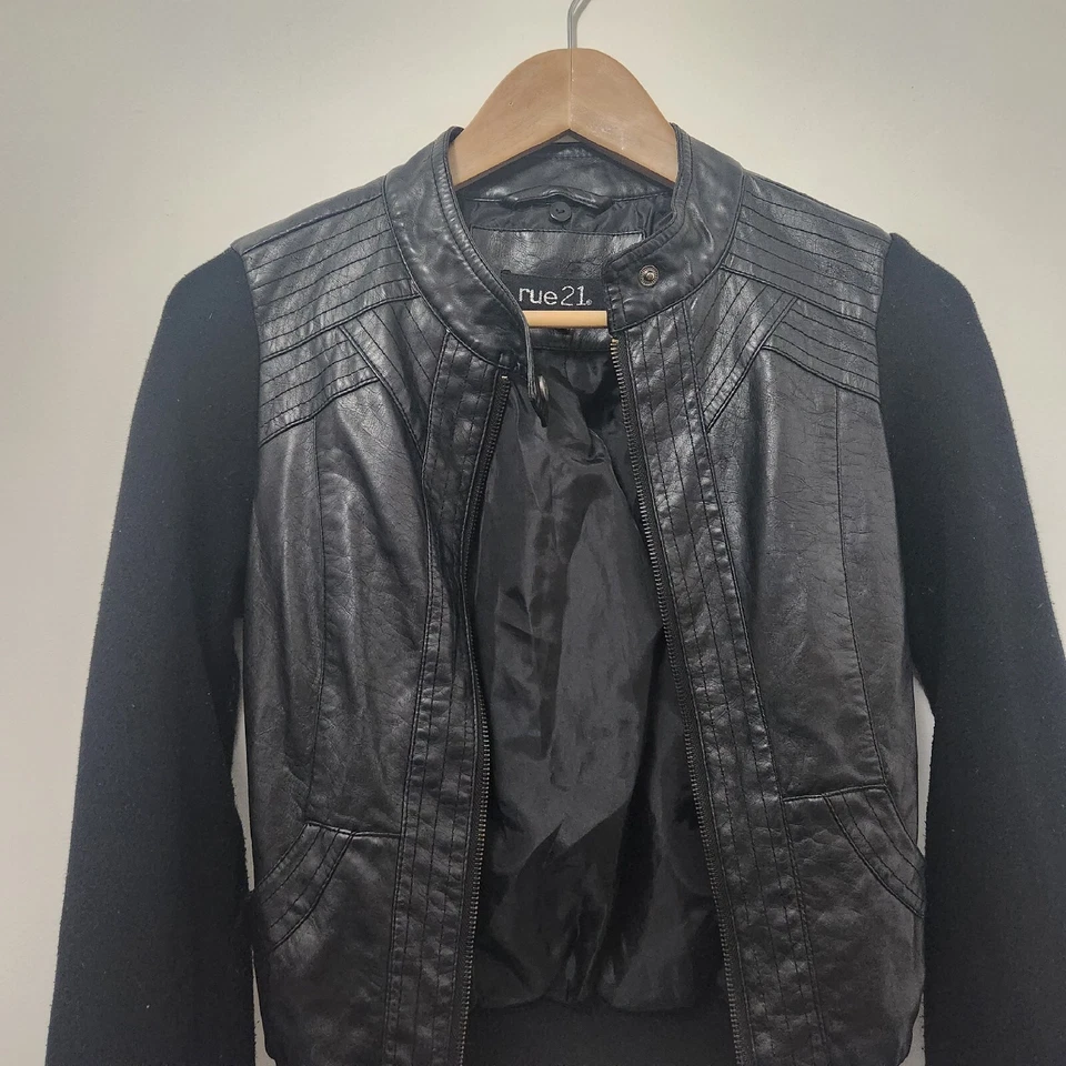 Chaqueta de moto de cuero sintético negra para mujer RUE 21 talla S Foto 2 de 4