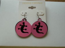 Niedlicher Ohrschmuck für Kinder. Ohrhänger in Rosa  -schwarz. Mit Dino.