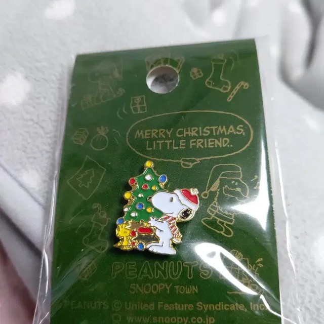 Snoopy Christmas Badge Pin Small 2cm New
