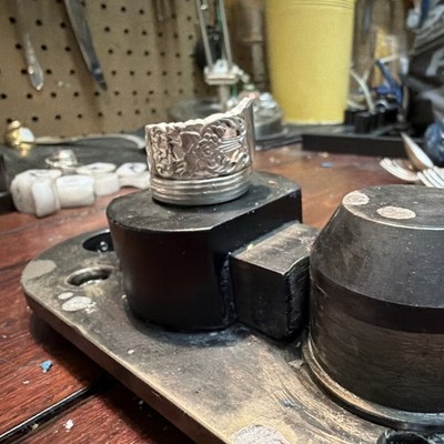 Handgefertigter großer Silberbandring Größe 7 Bandstil silberfarbenes Material Silber