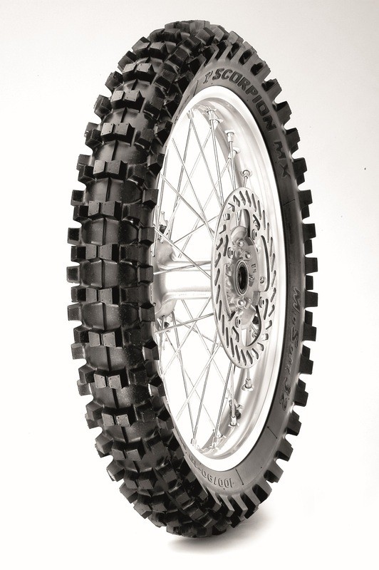 Crampons en V du Pirelli Scorpion MX32 Mid Soft 100/90-19 NHS pour la compétition