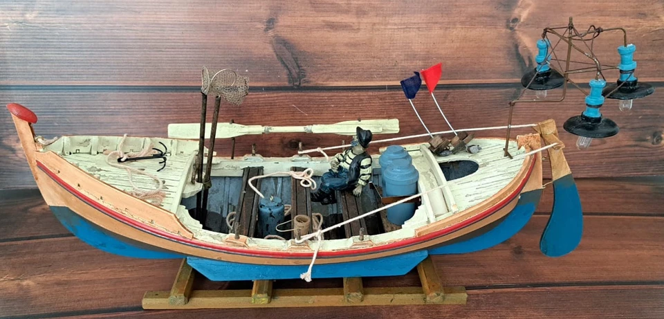 MODELLINO BARCA DA PESCA Tipico GOZZO Con LAMPARE & PESCATORE ARREDAMENTO MARINO - Immagine 2 di 4