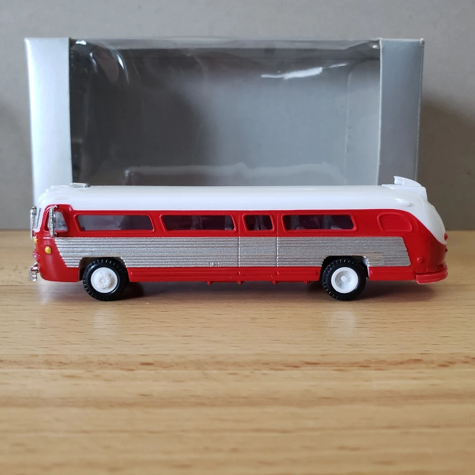 American Precision Models 1951 Flxible Visicoach Bus 1:87 Red - Image 3 of 4